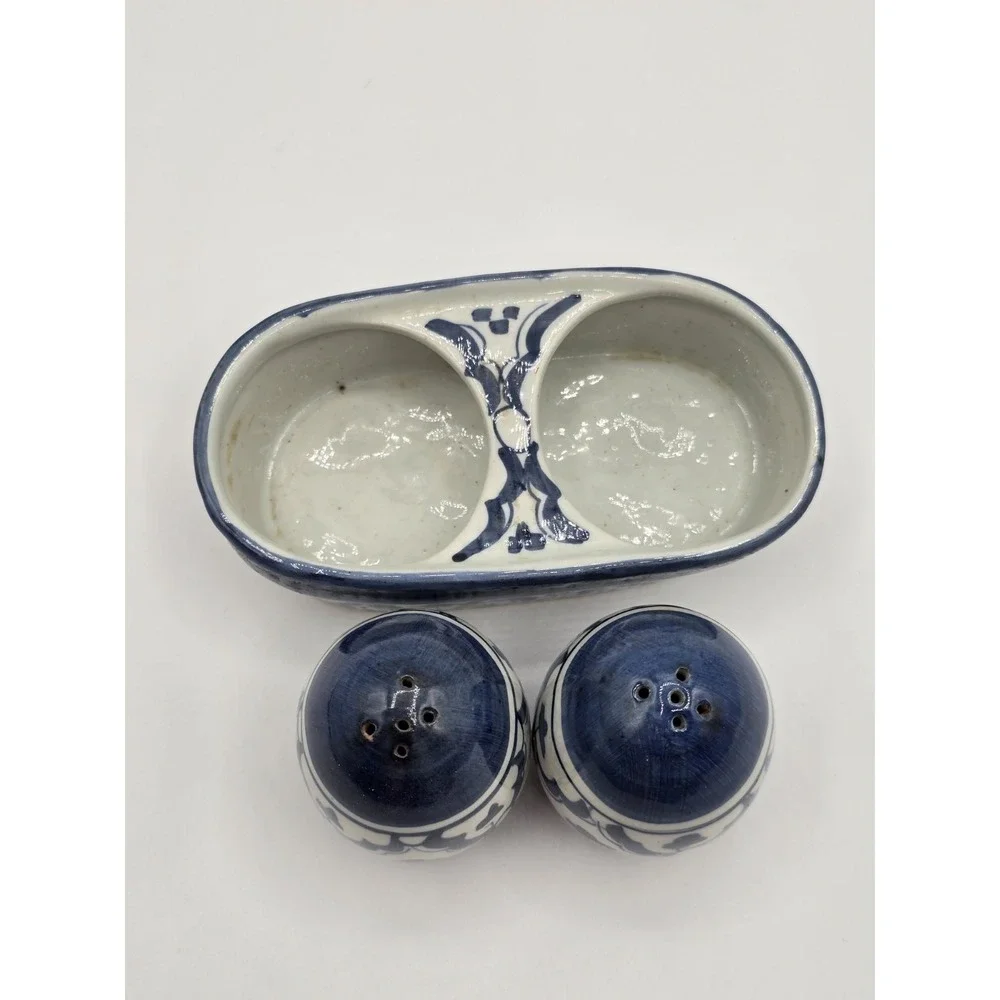 Vintage Ceramic Salt and Pepper‎ Shakers Blue White Egg Shaped in Tray Geometric